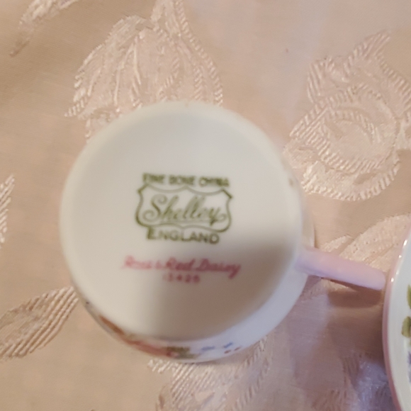 SHELLEY "Rose & Red Daisy" Teacup/saucer set - Picture 4 of 8